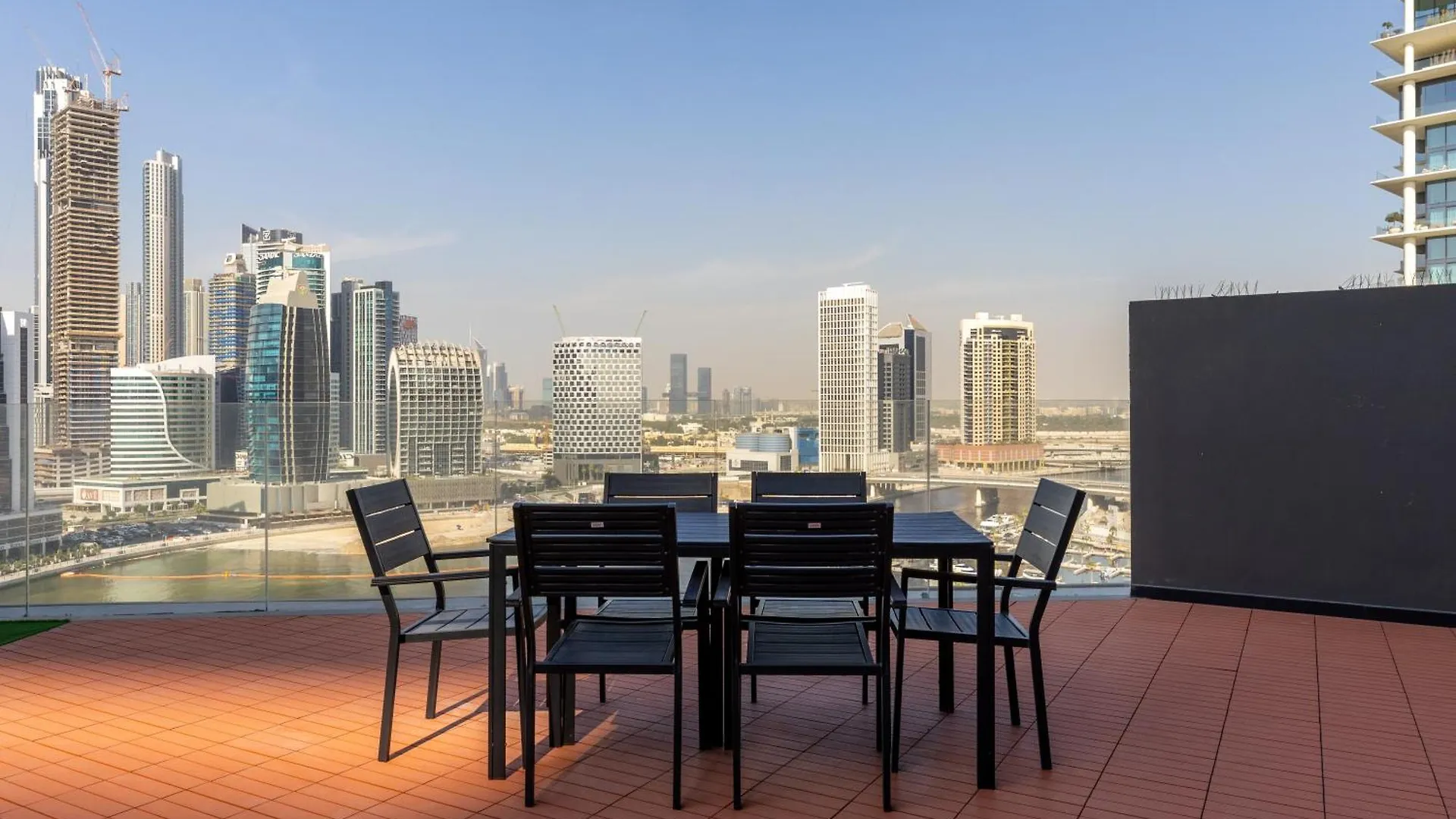 Waves - Spacious 2Br Apartment With Burj Views & Terrace Dubai