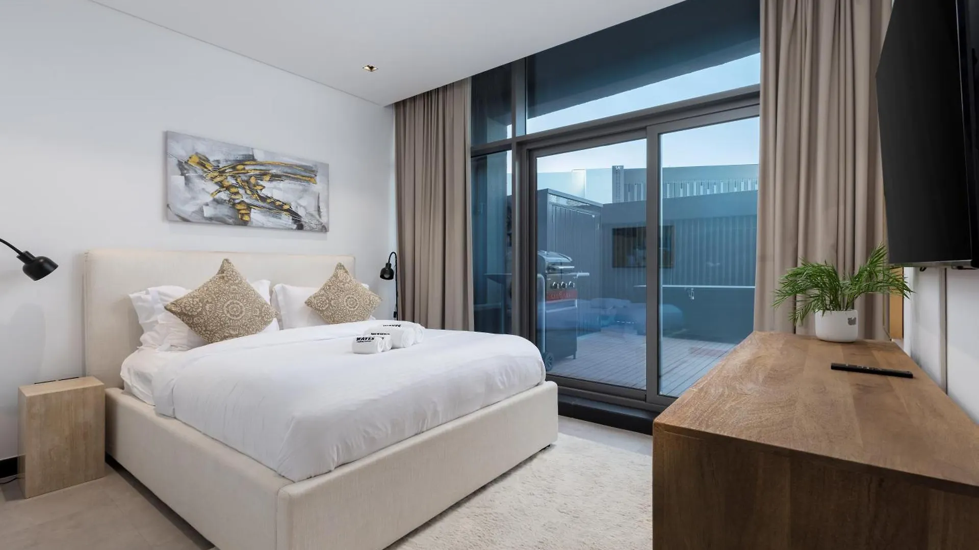 Waves - Spacious 2Br Apartment With Burj Views & Terrace Dubai