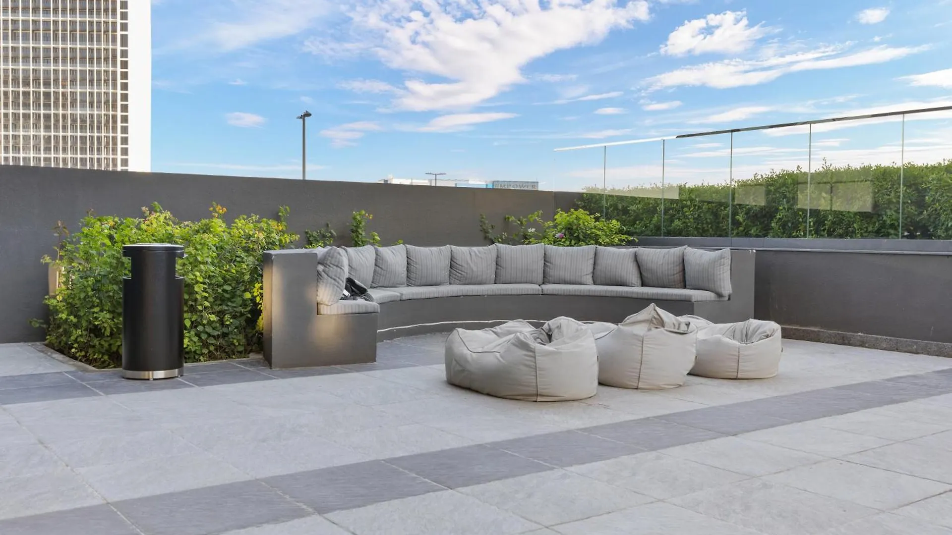 Waves - Spacious 2Br Apartment With Burj Views & Terrace Dubai